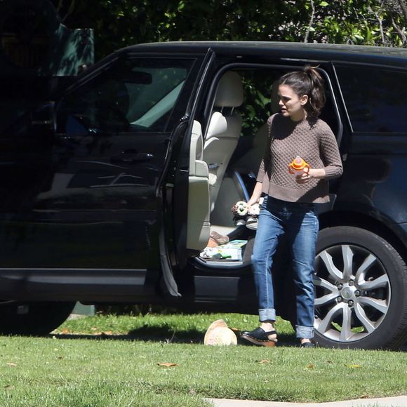 Exclusif - Rachel Bilson va rendre visite à sa mère Janice Stango avec sa fille Briar Rose à Los Angeles, le 23 mars 2016.