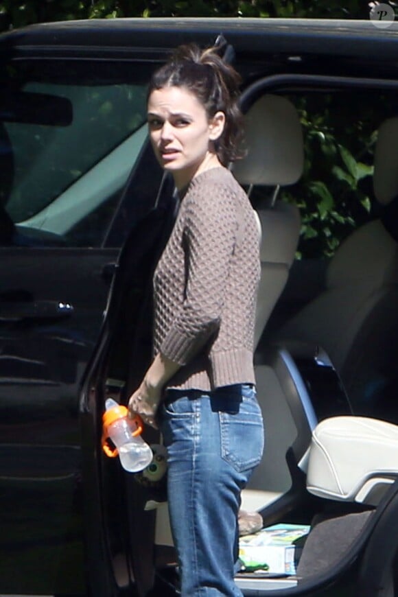 Exclusif - Rachel Bilson arrive chez sa mère Janice Stango avec sa fille Briar Rose à Los Angeles, le 23 mars 2016.