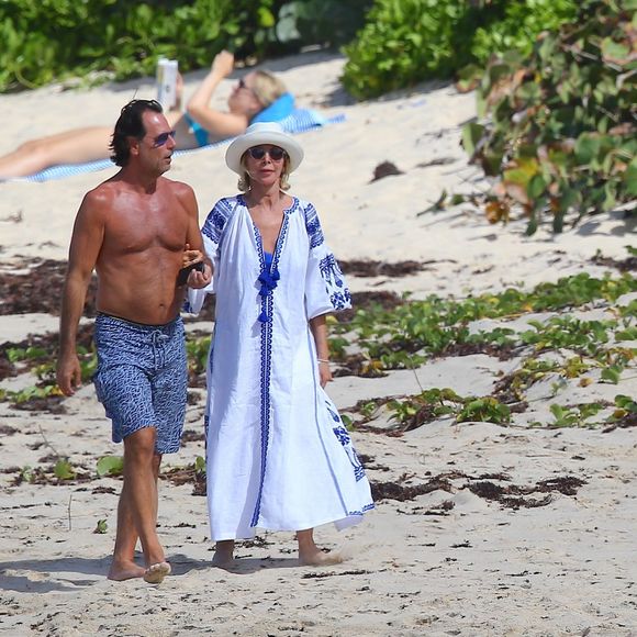 Sting et sa femme Trudie Styler accompagnés d'un ami se promène sur la plage lors de leurs vacances à Saint-Barthélémy le 19 mars 2016  Sting and Trudie Styler and a friend walking on the beach in St-Barts during their holidays on 19/03/201619/03/2016 - Saint-Barthelemy