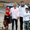 Katie Price arrive, avec sa fille Princess, son fils Junior Savva et son mari Kieran Hayler, au théâtre de Woking. Le 18 décembre 2015