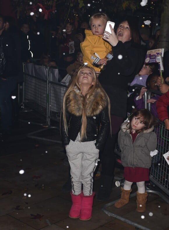Princess Tiaamii Crystal Esther Andre et son petit frère Bunny Hayler - Katie Price donne le coup d'envoi des illuminations de Noël du centre commercial Woking à Londres, le 19 novembre 2015