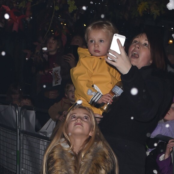 Princess Tiaamii Crystal Esther Andre et son petit frère Bunny Hayler - Katie Price donne le coup d'envoi des illuminations de Noël du centre commercial Woking à Londres, le 19 novembre 2015