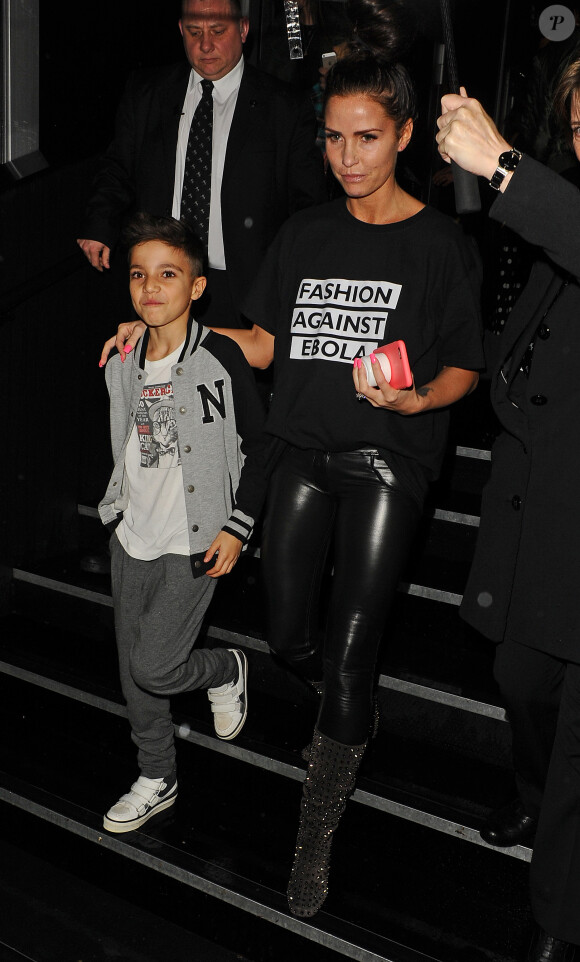 Katie Price et son fils Junior Savva Andreas Andre à la sortie du défilé caritatif "Fashion For Relief" prêt-à-porter collection Automne/Hiver 2015 lors de la Fashion Week à Londres, le 19 février 2015.