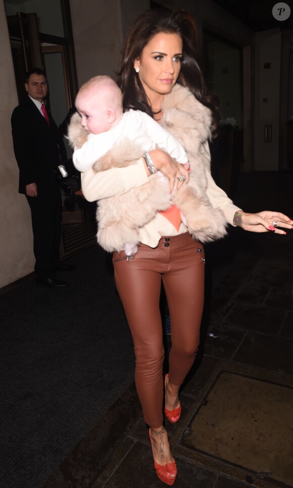 Katie Price, son mari Kieran Hayler et leur fille Bunny sortent de l'hôtel Mayfair à Londres, le 13 février 2015, après y avoir déjeuné avec des amis, Cami Li et son compagnon.