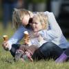 Isla (3 ans) et Savannah (5 ans) Phillips ont savouré une bonne glace avec leur maman Autumn Phillips lors d'un concours complet à Gatcombe Park le 25 mars 2016.