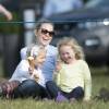 Isla (3 ans) et Savannah (5 ans) Phillips ont savouré une bonne glace avec leur maman Autumn Phillips lors d'un concours complet à Gatcombe Park le 25 mars 2016.
