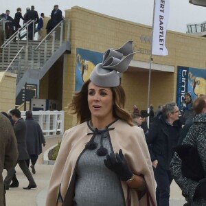 Zara Phillips et son amie Natalie Pinkham, enceinte, lors du Festival de Cheltenham à l'Hippodrome de Cheltenham, le 18 mars 2016.