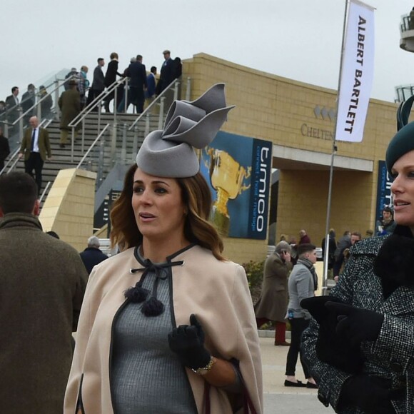 Zara Phillips et son amie Natalie Pinkham, enceinte, lors du Festival de Cheltenham à l'Hippodrome de Cheltenham, le 18 mars 2016.