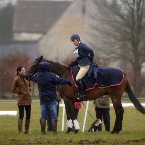 Zara Phillips sur Rum Expectations lors du concours complet Land Rover Gatcombe Horse Trials à Gatcombe Park le 26 mars 2016