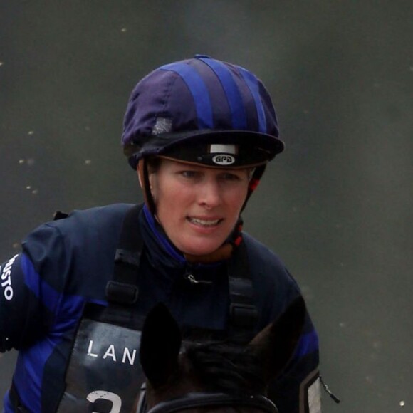 Zara Phillips sur Rum Expectations lors du concours complet Land Rover Gatcombe Horse Trials à Gatcombe Park le 26 mars 2016