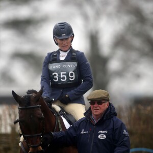 Zara Phillips sur Rum Expectations lors du concours complet Land Rover Gatcombe Horse Trials à Gatcombe Park le 26 mars 2016