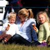 Autumn Phillips et ses filles Isla (3 ans) et Savannah (5 ans) lors du concours complet Land Rover Gatcombe Horse Trials à Gatcombe Park le 25 mars 2016.