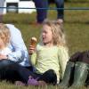 Autumn Phillips et ses filles Isla (3 ans) et Savannah (5 ans) lors du concours complet Land Rover Gatcombe Horse Trials à Gatcombe Park le 25 mars 2016.