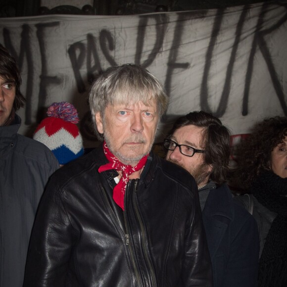 Le chanteur Renaud participe à un rassemblement spontané en hommage aux victimes des attentats de Charlie Hebdo Place de la République, à Paris, le 7 janvier 2016, scandant le slogan "même pas peur" un an jour pour jour après l'attaque terroriste.