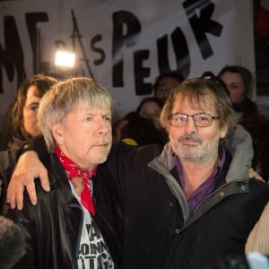 Le chanteur Renaud (Renaud Séchan) participe à un rassemblement spontané en hommage aux victimes des attentats de Charlie Hebdo Place de la République, à Paris, le 7 janvier 2016, scandant le slogan "même pas peur" un an jour pour jour après l'attaque terroriste.