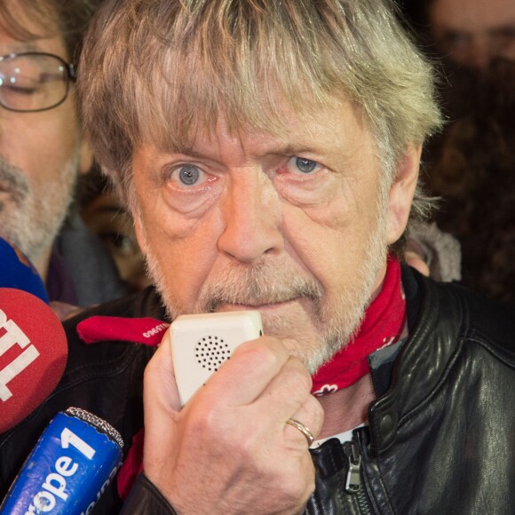 Le chanteur Renaud (Renaud Séchan) participe à un rassemblement spontané en hommage aux victimes des attentats de Charlie Hebdo Place de la République, à Paris, le 7 janvier 2016, scandant le slogan "même pas peur" un an jour pour jour après l'attaque terroriste.