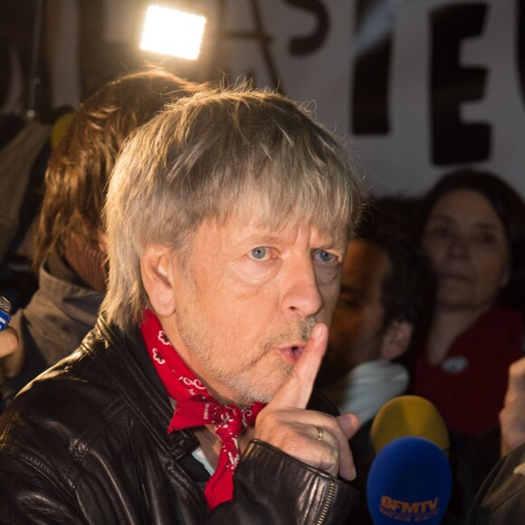 Le chanteur Renaud (Renaud Séchan) participe à un rassemblement spontané en hommage aux victimes des attentats de Charlie Hebdo Place de la République, à Paris, le 7 janvier 2016, scandant le slogan "même pas peur" un an jour pour jour après l'attaque terroriste.