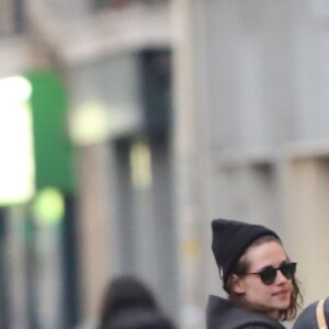 Semi-exclusif - Kristen Stewart et sa nouvelle compagne la chanteuse Soko (Stéphanie Sokolinski) se promènent dans les rues de Paris le 14 mars 2016