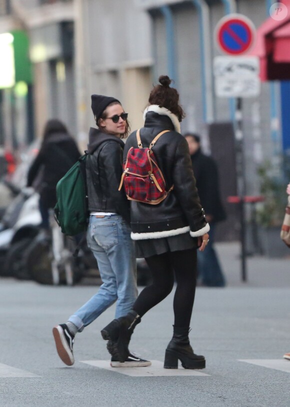 Semi-exclusif - Kristen Stewart et sa nouvelle compagne la chanteuse Soko (Stéphanie Sokolinski) se promènent dans les rues de Paris le 14 mars 2016