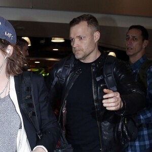 Kristen Stewart prend un vol à l'aéroport de Los Angeles, le 13 janvier 2016.