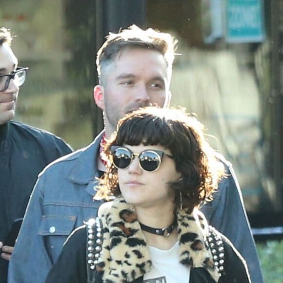 Exclusif - Soko quitte un restaurant avec des amis à Los Angeles le 22 mars 2016.
