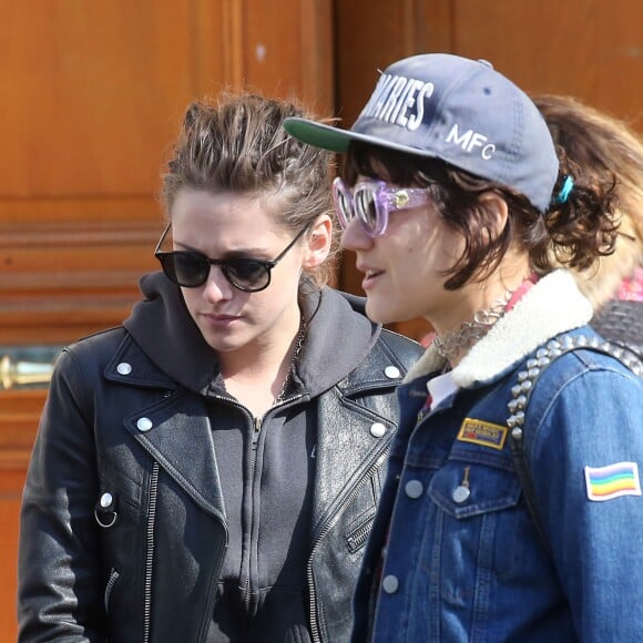 Kristen Stewart et sa compagne Soko à la sortie de chez le dentiste dans le 16ème arrondissement à Paris, le 17 mars 2016.