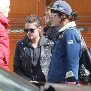 Kristen Stewart et sa compagne Soko à la sortie de chez le dentiste dans le 16ème arrondissement à Paris, le 17 mars 2016.