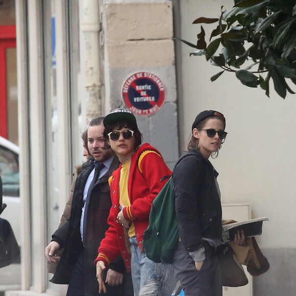 Kristen Stewart et sa compagne la chanteuse Soko (Stéphanie Sokolinski) se rendent dans un studio de sous-titrage à Paris le 15 mars 2016