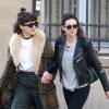 Semi Exclusif - Kristen Stewart et sa compagne Soko (Stéphanie Sokolinski) partagent un baiser lors d'une balade romantique à Paris le 15 mars 2016. © Agence / Bestimage