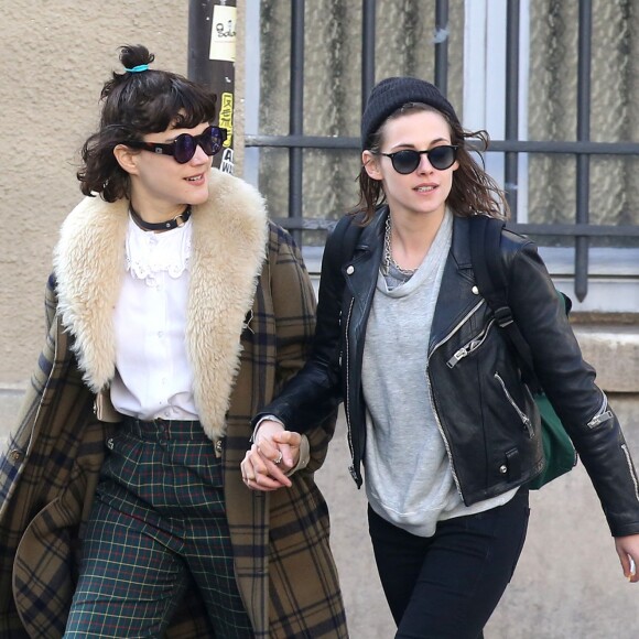 Semi Exclusif - Kristen Stewart et sa compagne Soko (Stéphanie Sokolinski) partagent un baiser lors d'une balade romantique à Paris le 15 mars 2016. © Agence / Bestimage