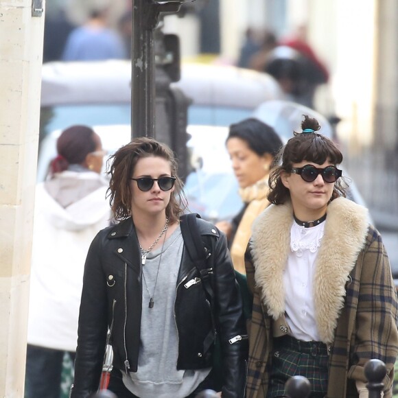 Semi Exclusif - Kristen Stewart et sa compagne Soko (Stéphanie Sokolinski) partagent un baiser lors d'une balade romantique à Paris le 15 mars 2016. © Agence / Bestimage