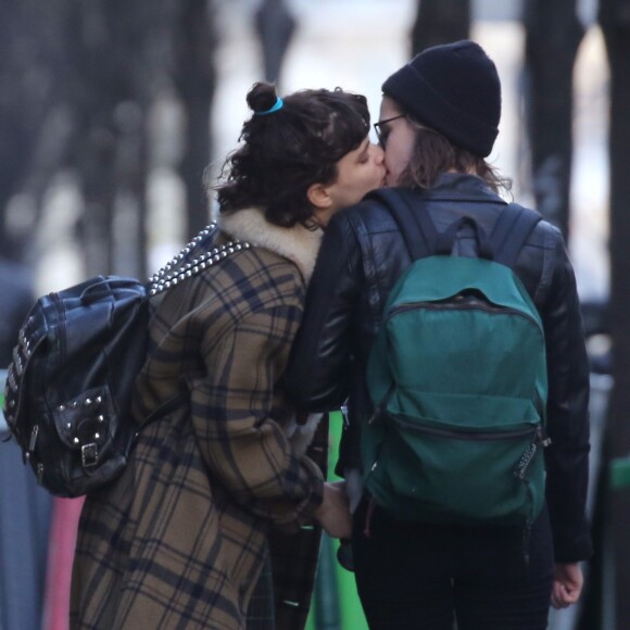 Semi Exclusif - Kristen Stewart et sa compagne Soko (Stéphanie Sokolinski) partagent un baiser lors d'une balade romantique à Paris le 15 mars 2016. © Agence / Bestimage