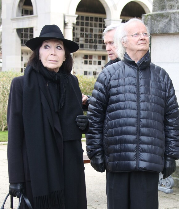 Juliette Gréco et son époux Gérard Jouannest - Obsèques d'Hélène Duc au cimetière du Père Lachaise à Paris, le 28 novembre 2014.