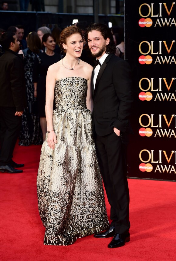 Rose Leslie et Kit Harington officialisent lors des Olivier Awards 2016 au The Royal Opera House, Londres, le 3 avril 2016.