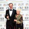 Mark Gatiss avec Dame Judi Dench lors des Olivier Awards 2016 au The Royal Opera House, Londres, le 3 avril 2016.