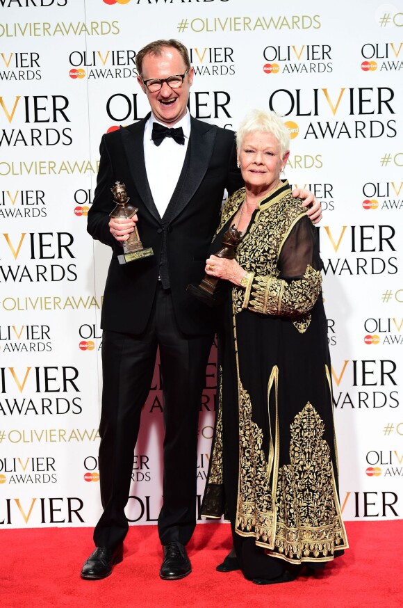 Mark Gatiss avec Dame Judi Dench lors des Olivier Awards 2016 au The Royal Opera House, Londres, le 3 avril 2016.