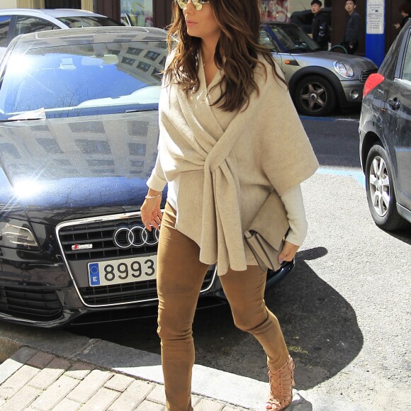 Eva Longoria fait du shopping à Madrid le 2 avril 2016.
