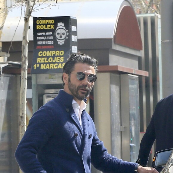 José Baston, le fiancé de Eva Longoria, fait du shopping à Madrid le 2 avril 2016.