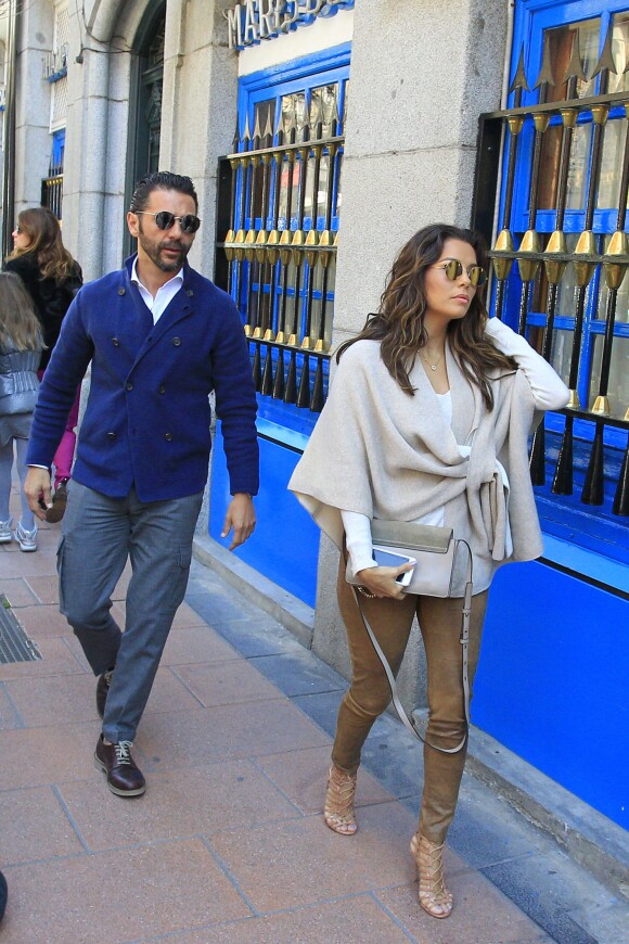 Eva Longoria et son fiancé Jose Baston vont déjeuner dans un restaurant à Madrid le 2 Avril 2016.