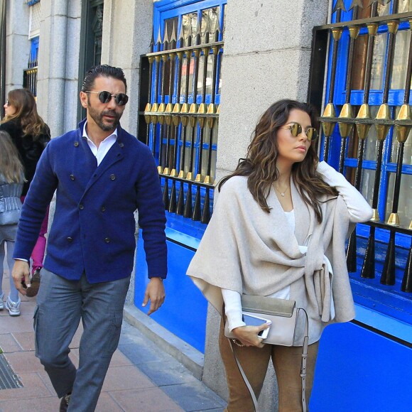 Eva Longoria et son fiancé Jose Baston vont déjeuner dans un restaurant à Madrid le 2 Avril 2016.
