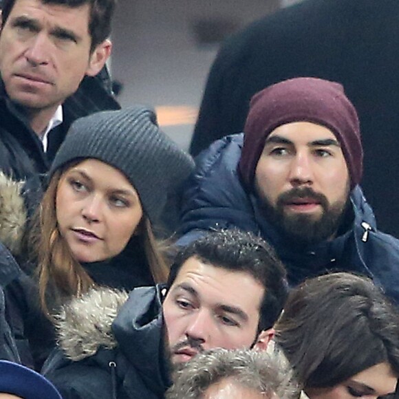 Nikola Karabatic et Géraldine Pillet, alors enceinte de huit mois de leur premier enfant, lors de France - Angleterre dans le Tournoi des VI nations au Stade de France, le 19 mars 2016. Le petit Alek Karabatic est né le 7 avril 2016.