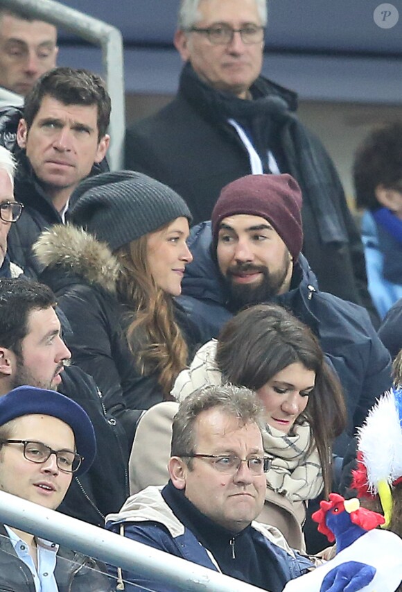 Nikola Karabatic et Géraldine Pillet, alors enceinte de huit mois de leur premier enfant, lors de France - Angleterre dans le Tournoi des VI nations au Stade de France, le 19 mars 2016. Le petit Alek Karabatic est né le 7 avril 2016.