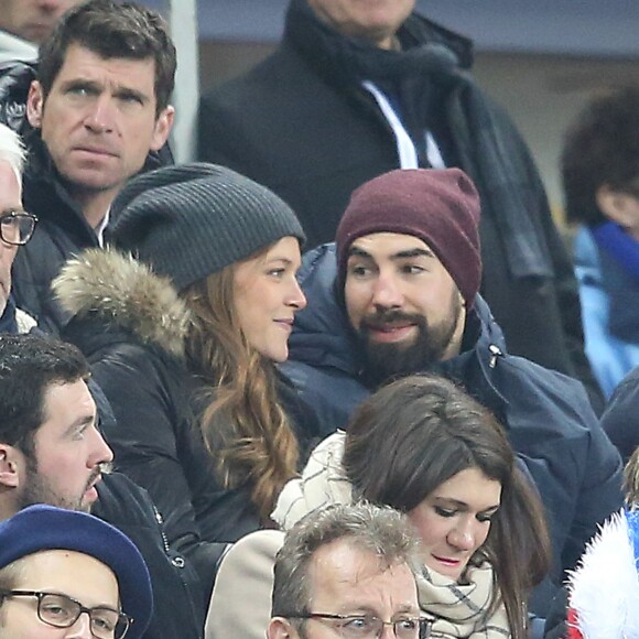 Nikola Karabatic et Géraldine Pillet, alors enceinte de huit mois de leur premier enfant, lors de France - Angleterre dans le Tournoi des VI nations au Stade de France, le 19 mars 2016. Le petit Alek Karabatic est né le 7 avril 2016.