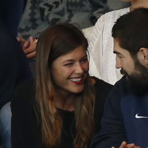 Nikola Karabatic et sa compagne Géraldine Pillet au match de football PSG-Bordeaux au Parc des Princes à Paris le 11 septembre 2015.