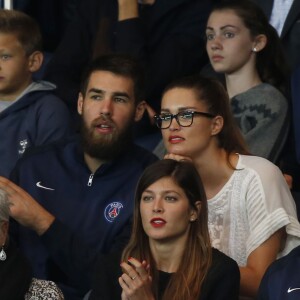 Luka Karabatic et sa compagne Jeny Priez, Nikola Karabatic et sa compagne Géraldine Pillet au match de football PSG-Bordeaux au Parc des Princes à Paris le 11 septembre 2015.