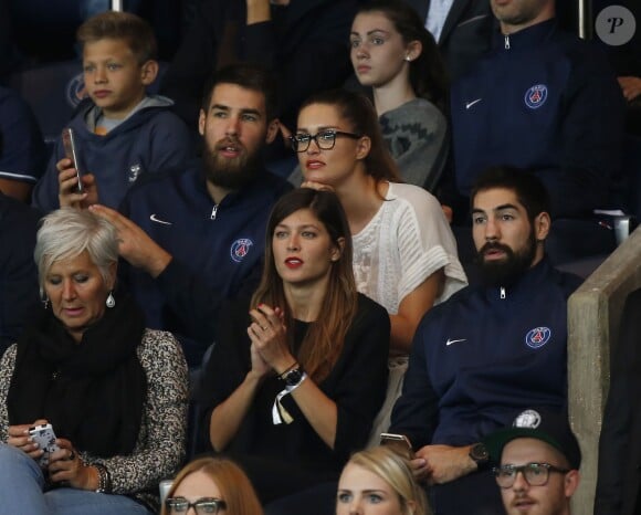 Luka Karabatic et sa compagne Jeny Priez, Nikola Karabatic et sa compagne Géraldine Pillet au match de football PSG-Bordeaux au Parc des Princes à Paris le 11 septembre 2015.