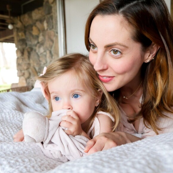 Eva Amurri pose, enceinte de son deuxième enfant, avec sa fille Marlowe (©Kyle Martino for Happily Eva After)