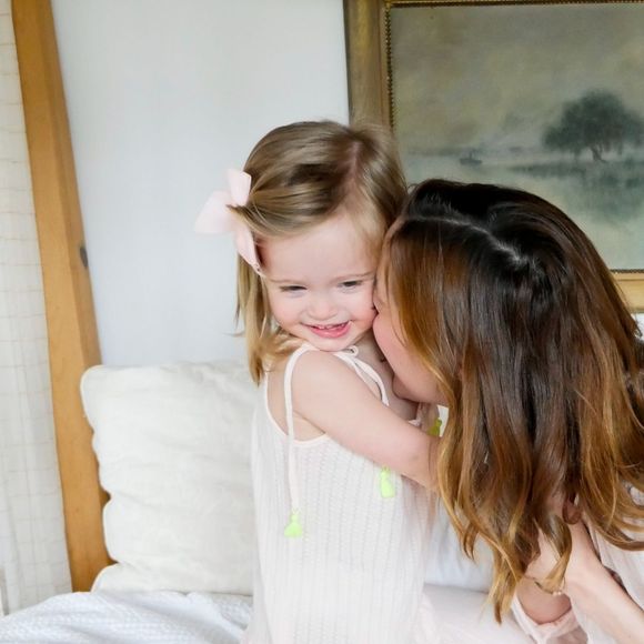 Eva Amurri pose, enceinte de son deuxième enfant, avec sa fille Marlowe (©Kyle Martino for Happily Eva After)