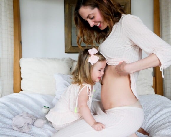 Eva Amurri, enceinte de son deuxième enfant, avec sa fille d'un an et demi Marlowe (©Kyle Martino for Happily Eva After)