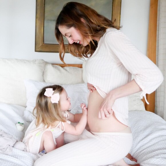 Eva Amurri pose, enceinte de son deuxième enfant, avec sa fille Marlowe (©Kyle Martino for Happily Eva After)